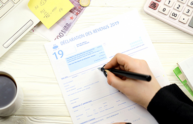 La déclaration de revenus papier reste une étape obligatoire pour les primo-déclarants en mobilité internationale en 2026.