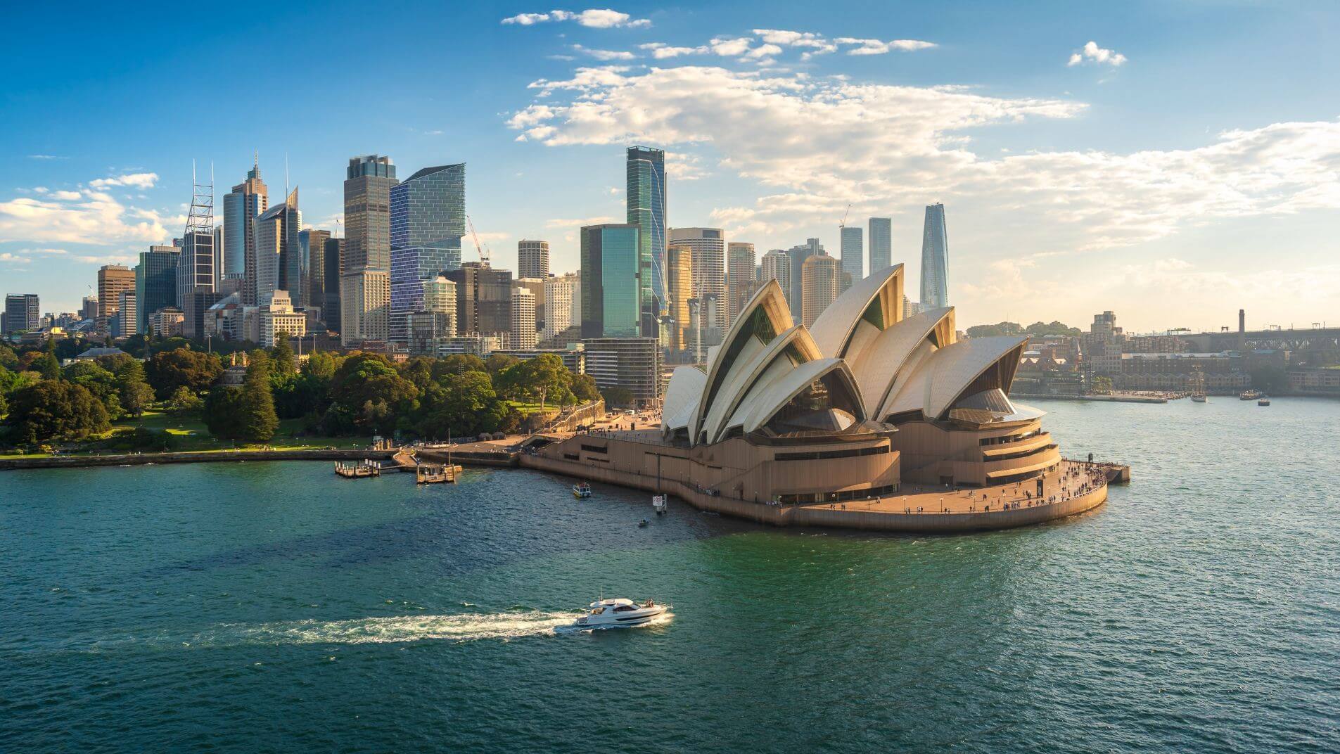 Sydney Harbour avec l’Opéra de Sydney et la skyline de la ville, représentant l’Australie comme destination de mobilité internationale pour les professionnels qualifiés. 